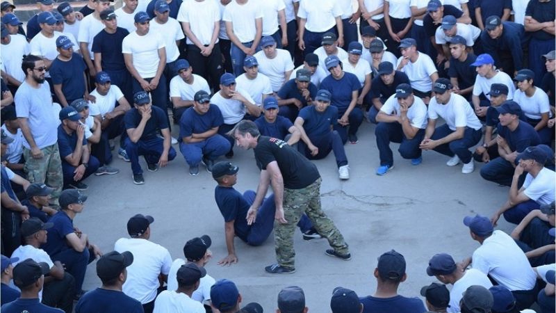 Policías se capacitan en defensa personal