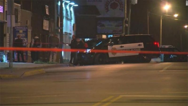 Cuatro muertos y cinco heridos por un tiroteo en un bar en Kansas, EEUU