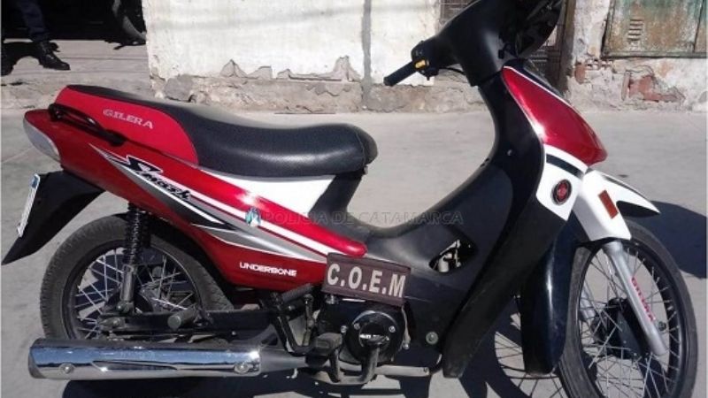 Arrestan a un joven, secuestran una moto y  un elemento punzante