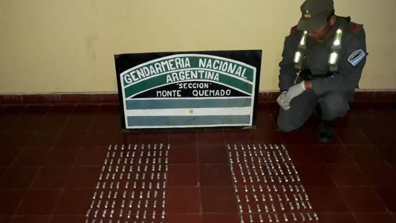 Sorprendieron a dos bolivianos con cápsulas de cocaína adosadas al cuerpo