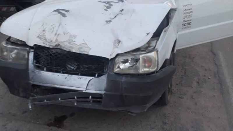 Tremendo choque: un auto embistió a una moto desde atrás