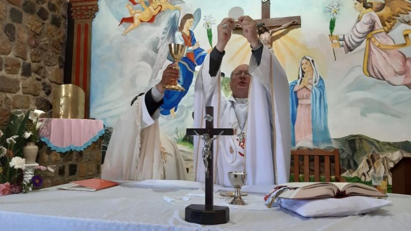 En Hualfín, cerraron las fiestas patronales y recibieron los restos del primer párroco