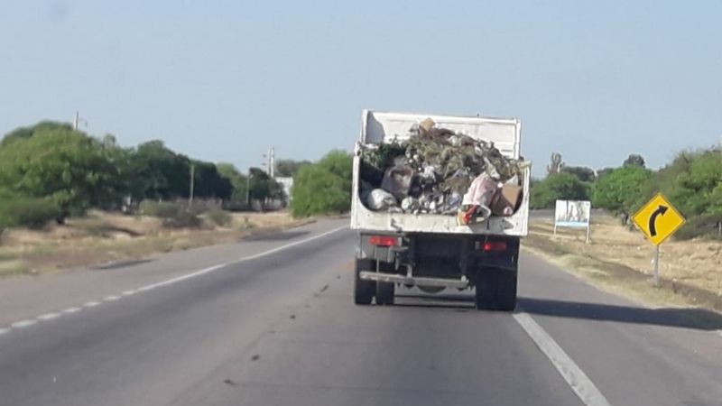 Camión recolector pierde basura en el camino