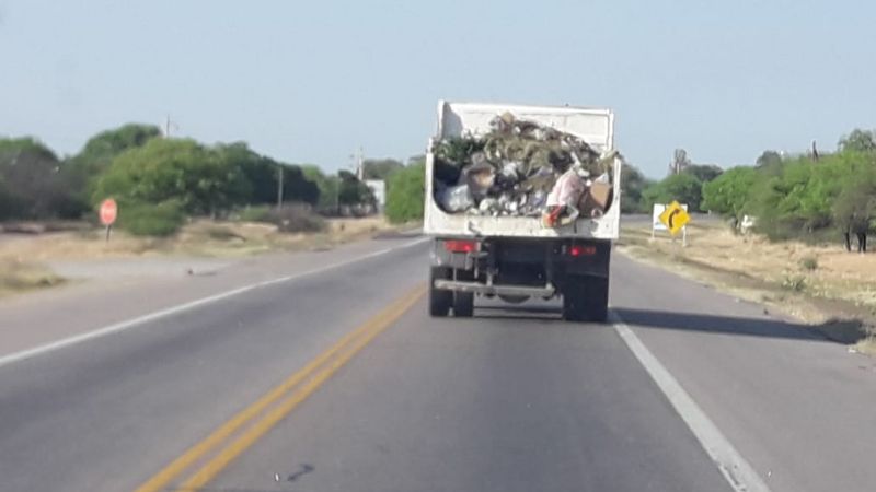 Camión recolector pierde basura en el camino