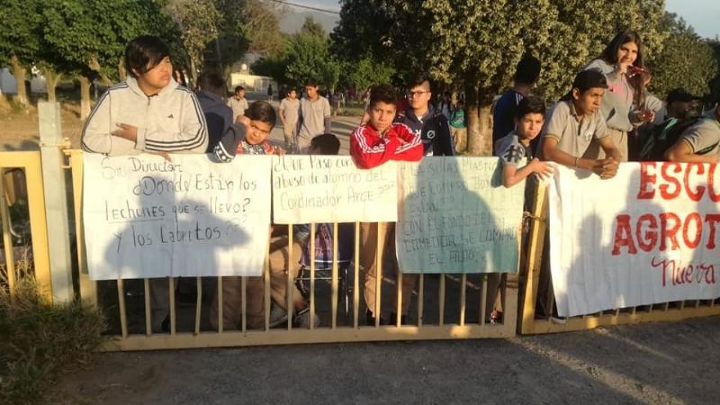 Alumnos toman la Escuela Agrotécnica