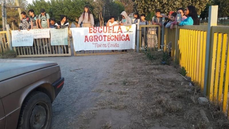 Alumnos toman la Escuela Agrotécnica