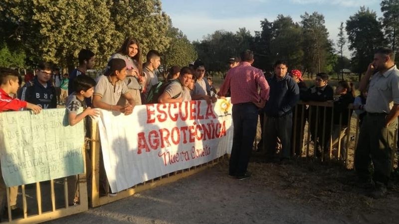 Alumnos toman la Escuela Agrotécnica