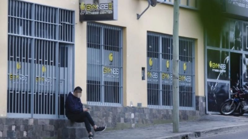 Dueño de un gimnasio acusado de abuso seguirá detenido