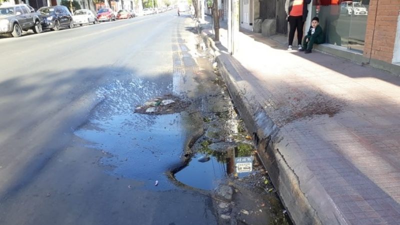 Piden tapar un "cráter" en plena avenida Belgrano