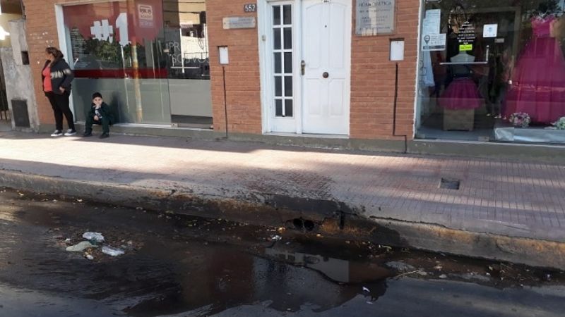 Piden tapar un "cráter" en plena avenida Belgrano