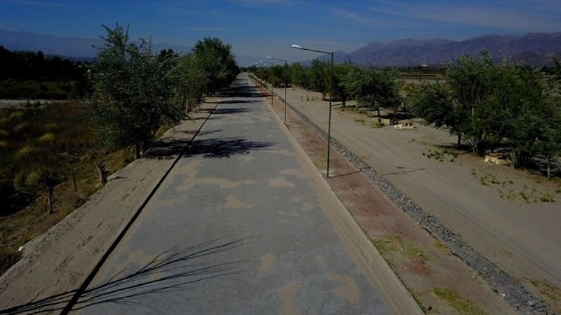 El paseo costanera, con adoquines
