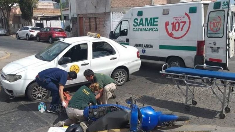 Motociclista chocó con un taxi