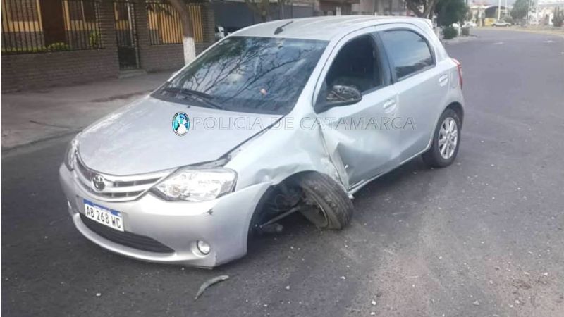 Perdió el control y chocó contra un cantero