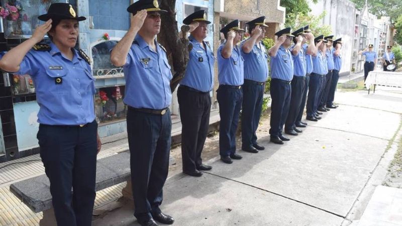 La Policía rindió honores a la memoria de los fieles difuntos