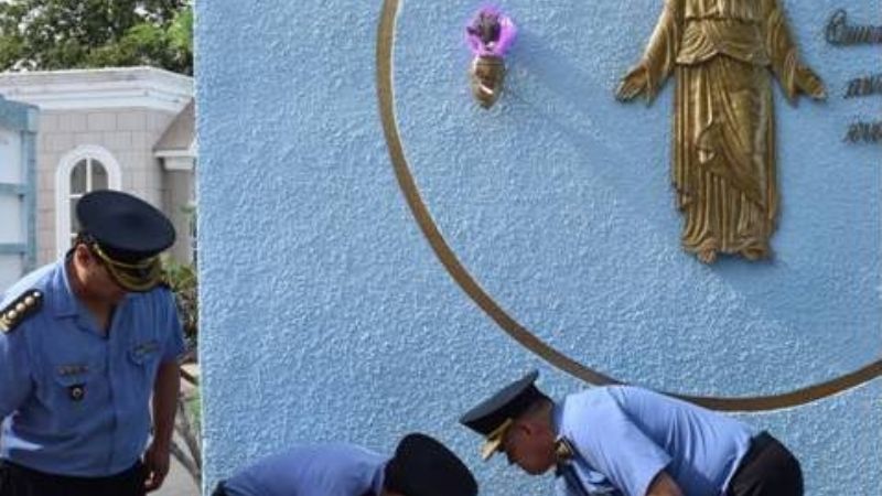 La Policía rindió honores a la memoria de los fieles difuntos