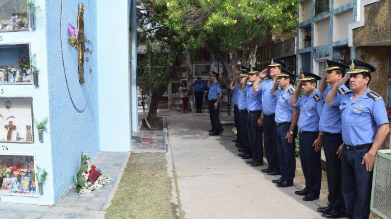 La Policía rindió honores a la memoria de los fieles difuntos