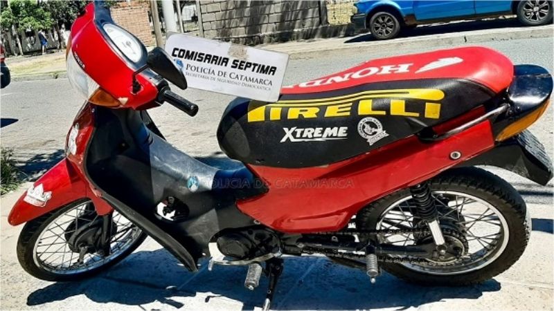 Lo sorprenden en circulando en una moto robada