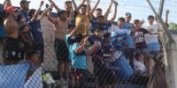 LOS HINCHAS DE ATENEO celebrando en la tribuna del 
