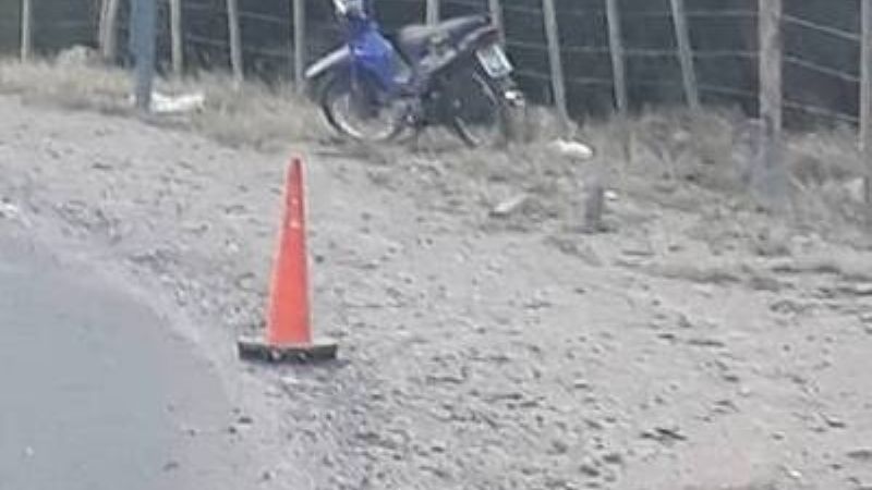 Jóvenes en moto perdieron el control y chocaron contra un cartel