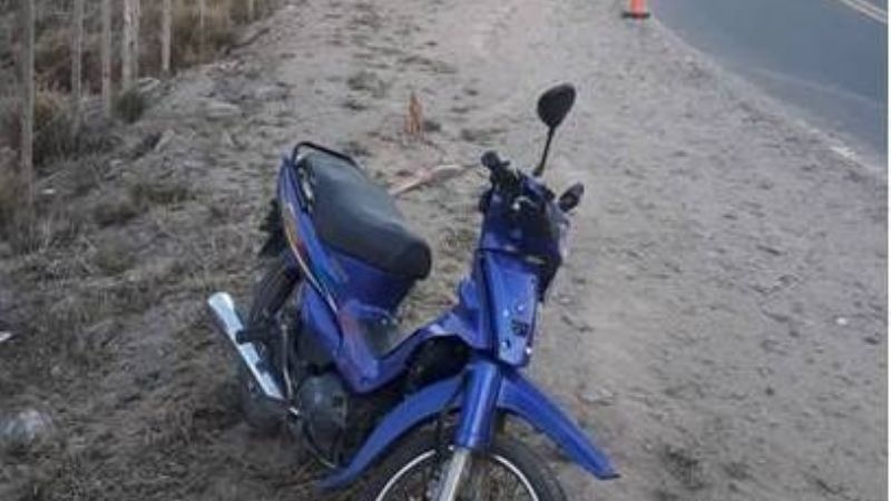 Jóvenes en moto perdieron el control y chocaron contra un cartel