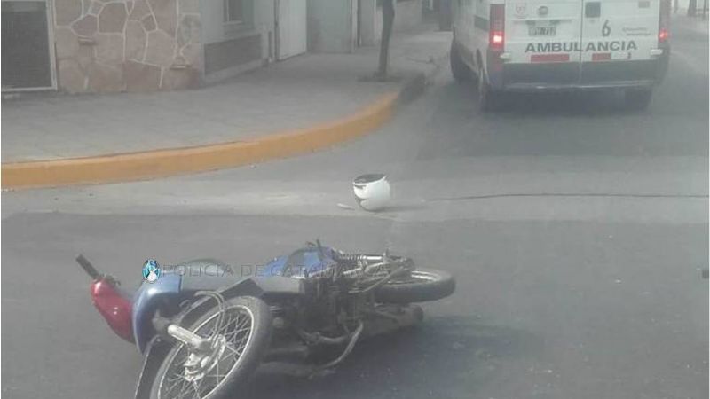 Joven en moto chocó con un auto