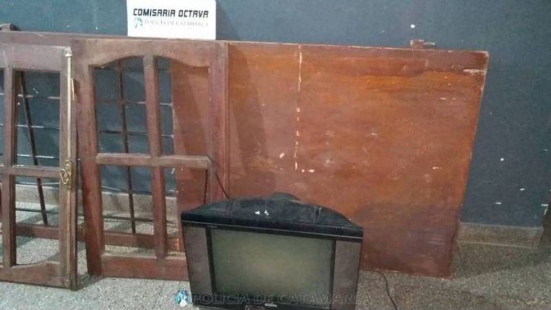 Secuestran una puerta, celosías y un televisor abandonados
