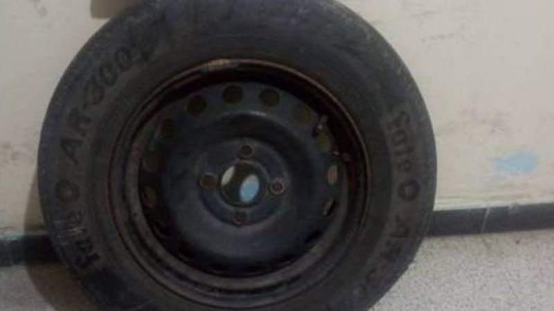 Secuestran una rueda de auxilio sustraída y aprehenden a dos jóvenes