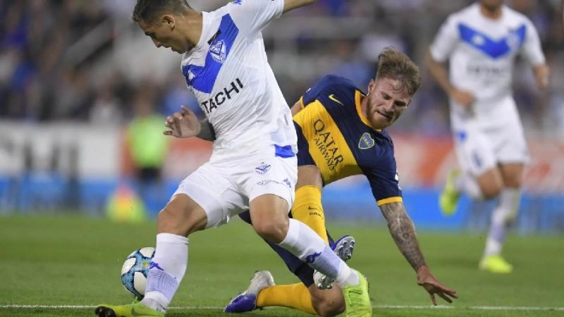 Boca aprovechó –a medias-, para llegar a la cima de la Superliga