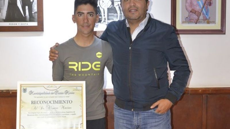 Sánchez entregó reconocimientos a deportistas destacados de Santa María