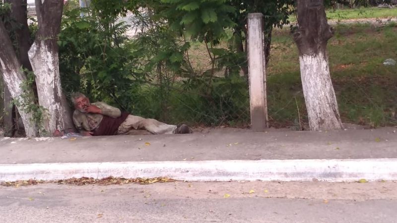 Vecinos preocupados por el estado de calle de un hombre