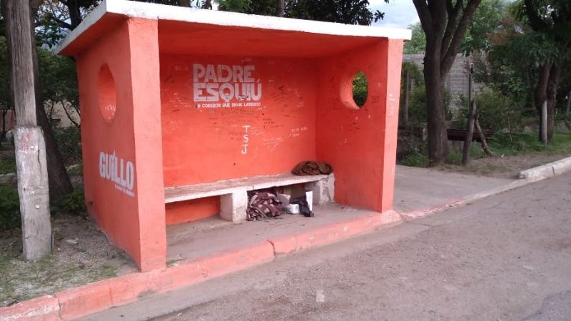 Vecinos preocupados por el estado de calle de un hombre
