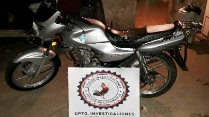 Arrestan a un joven y recuperan una moto robada