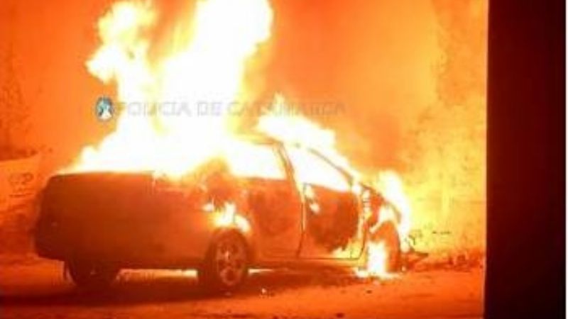 Se prendió fuego un auto en una playa de estacionamiento