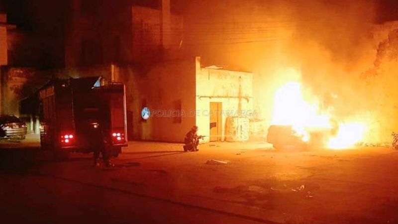Se prendió fuego un auto en una playa de estacionamiento
