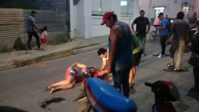 Ladrillo en medio de la calle provocó un accidente
