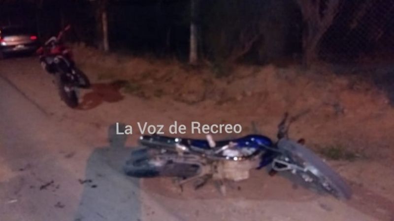 Violento choque de motos con heridos