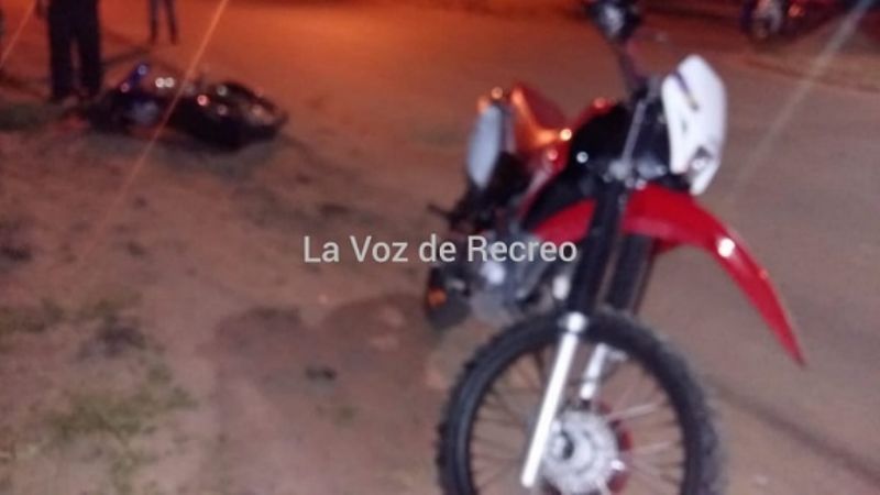 Violento choque de motos con heridos