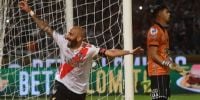 JAVIER PINOLA, de atropellada metió el primero gol de River.