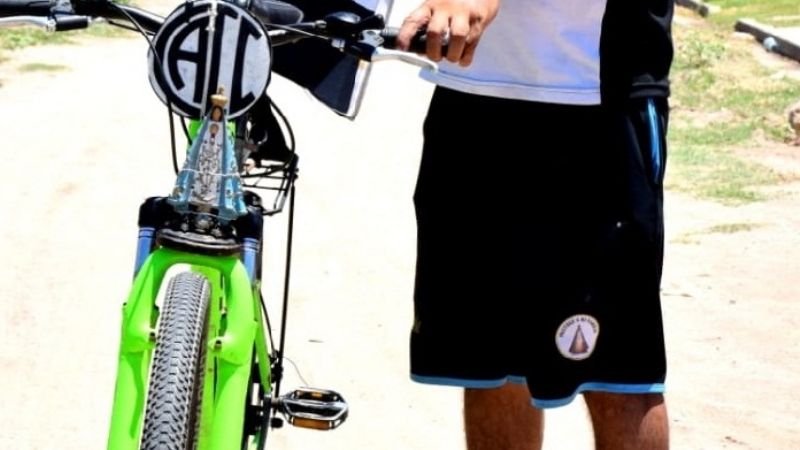 Un devoto santiagueño de la Virgen con su sueño en bicicleta