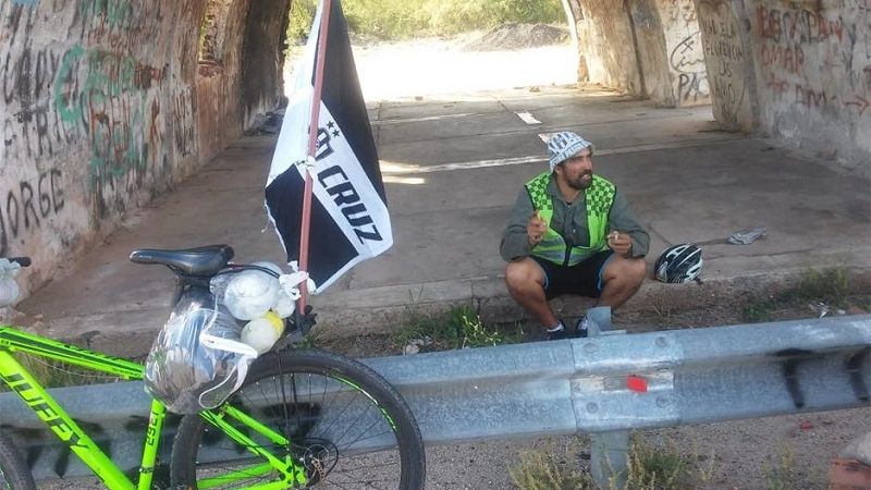 Un devoto santiagueño de la Virgen con su sueño en bicicleta