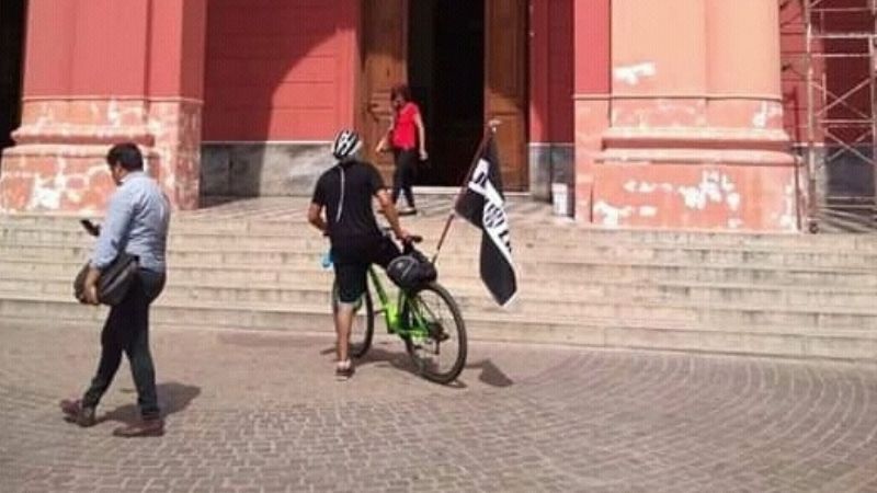 Un devoto santiagueño de la Virgen con su sueño en bicicleta