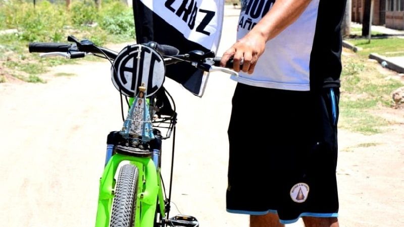 Un devoto santiagueño de la Virgen con su sueño en bicicleta