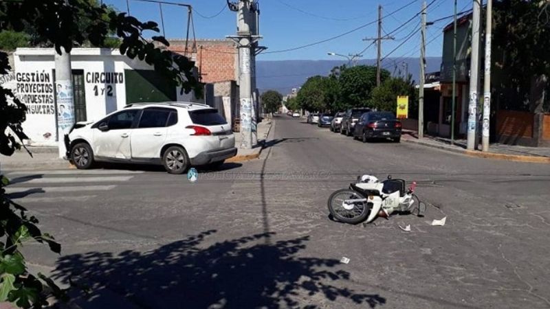 Motociclista lesionada en violento choque