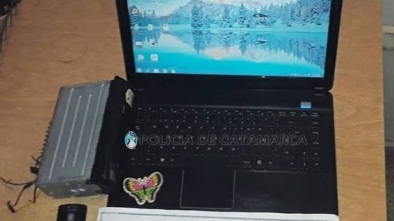 Lo descubren vendiendo elementos robados