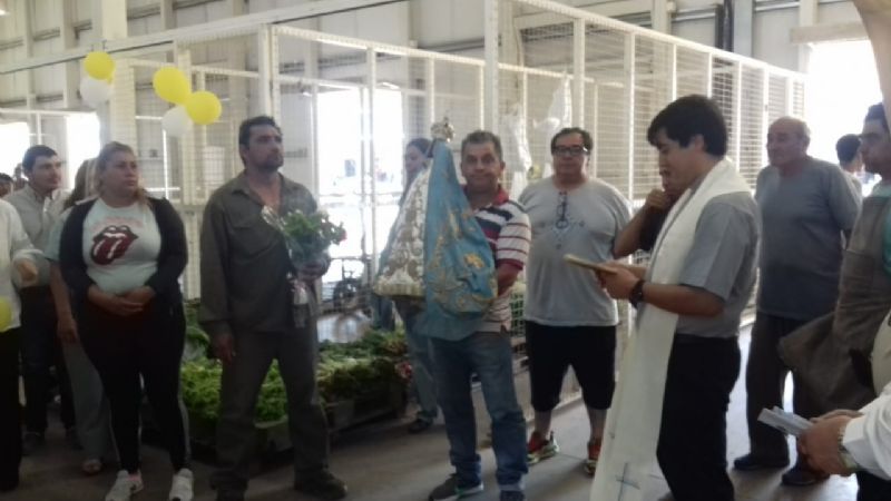 La Madre del Valle llevó su bendición al Mercado de Abasto