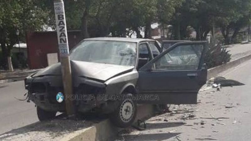 Chocó contra una columna del alumbrado público