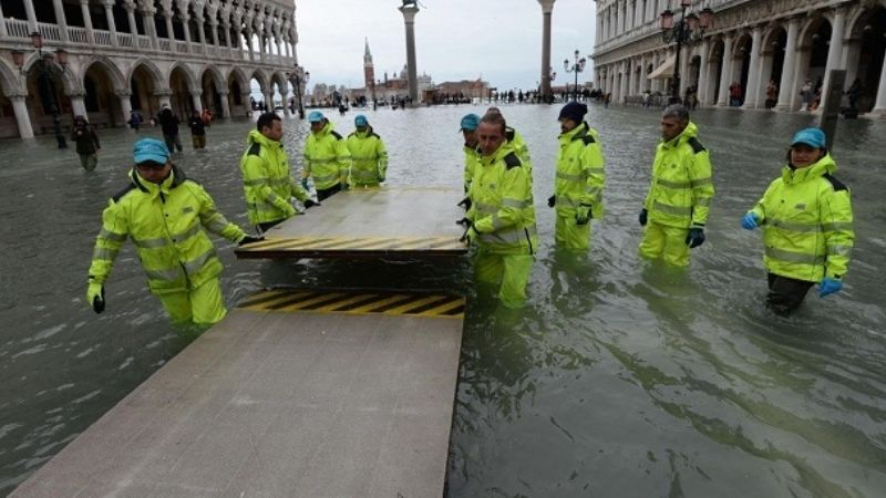 Una nueva marea alta lleva más peligro a Venecia