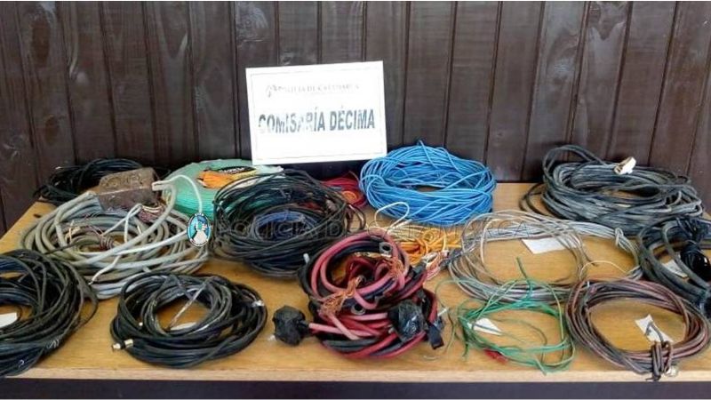 Sorprendieron a un joven robando cables en una escuela