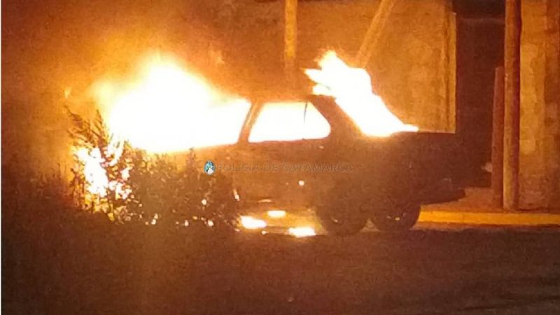 Se prendió fuego el tanque de un auto y fue consumido por las llamas