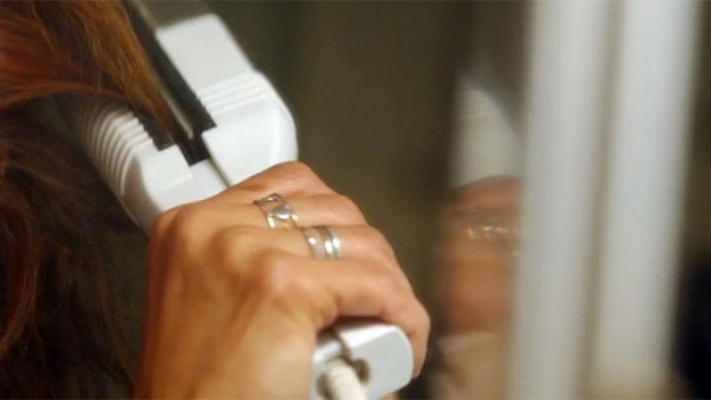 Una joven murió electrocutada mientras se planchaba el pelo